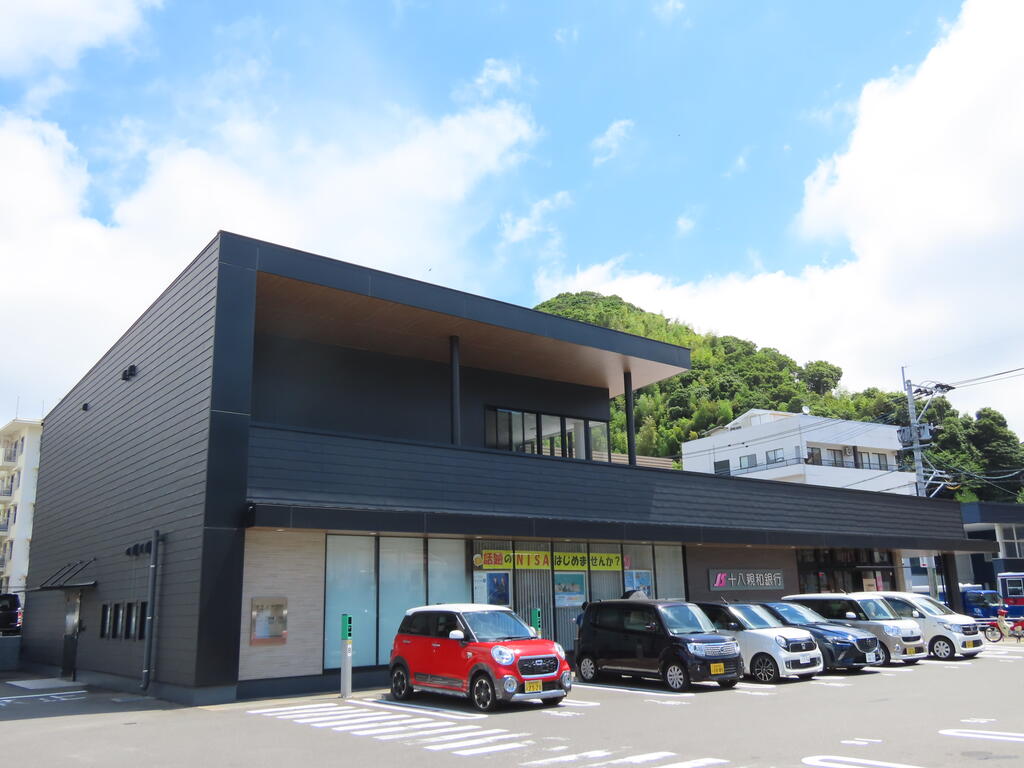 銀行　十八親和銀行滑石中央支店（銀行）まで900m