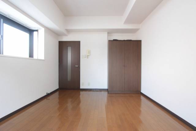 居室・リビング　出窓付の洋室８帖