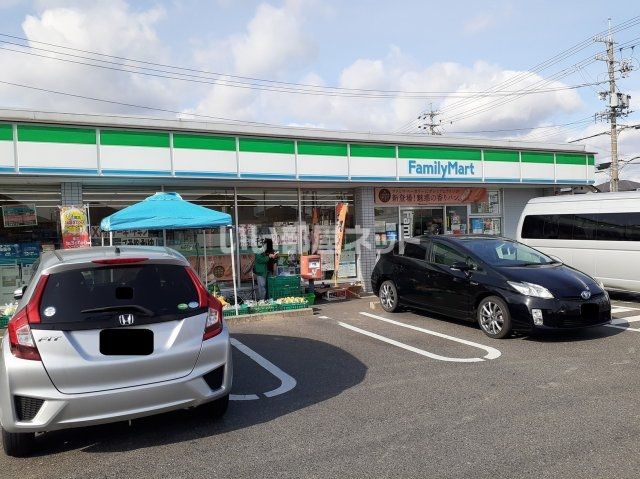 コンビニ　ファミリーマート 鈴鹿寺家店（コンビニ）まで742m