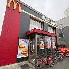 飲食店　マクドナルド6号線青戸店（飲食店）まで349m