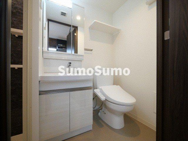 トイレ　落ち着いた色調のトイレです