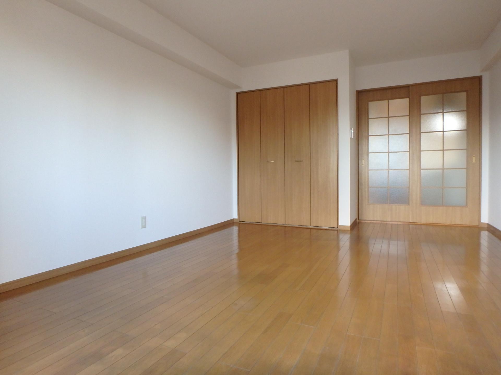 居室・リビング　フローリング１０帖の広々とした洋室です