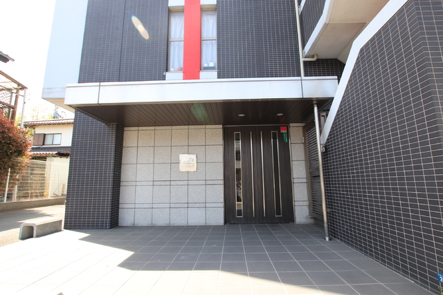 エントランス　住まう人を迎え入れる高級感あるエントランス