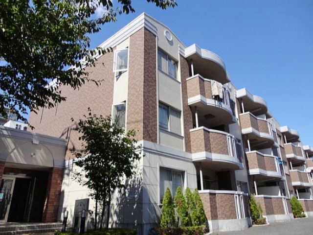 建物外観　３階建ての賃貸マンション