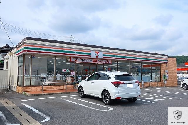 コンビニ　セブンイレブン（コンビニ）まで550m
