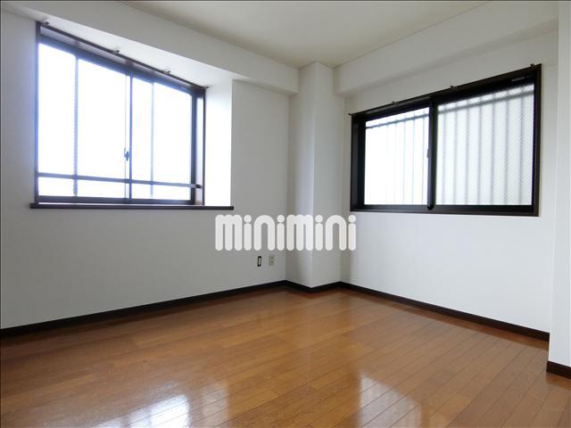 その他　６帖の洋室。角部屋なので窓が２面あります。