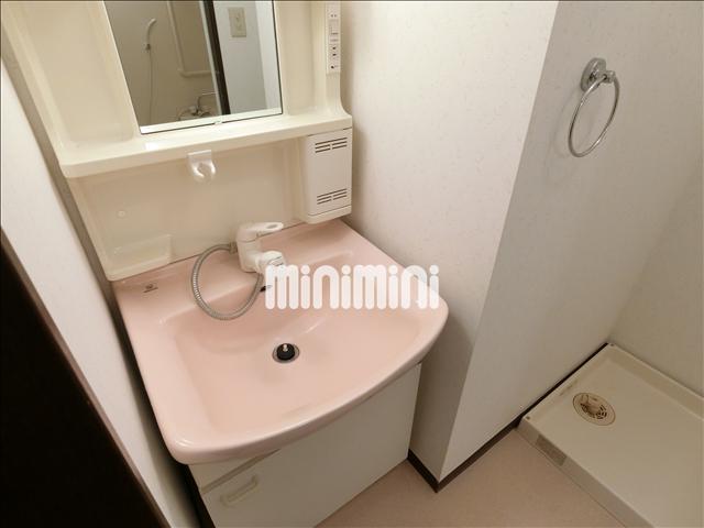 洗面設備　朝の支度もスムーズな独立洗面台。