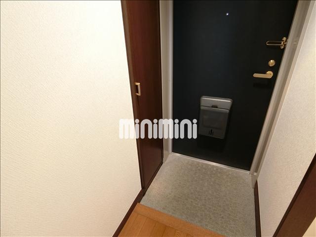 玄関　背の高い下駄箱付きで靴も収納できます。