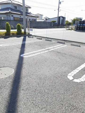 駐車場　駐車場があるので、車を買う予定の方も安心です