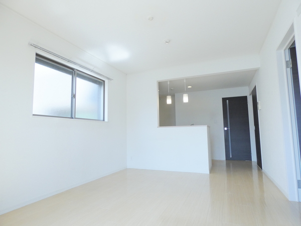 居室・リビング　２面採光のリビング