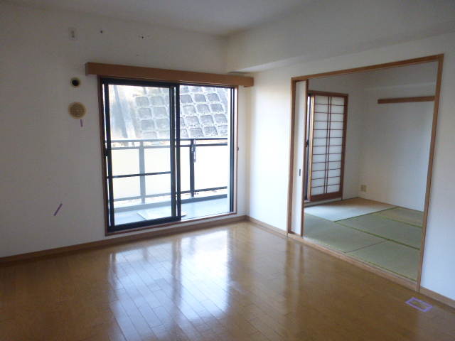 居室・リビング　リビング約13帖　陽当たり良好