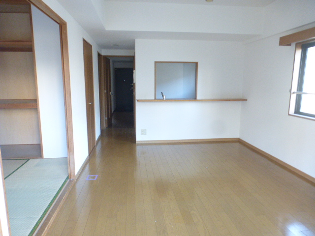 その他設備　リビング　バルコニー側より撮影