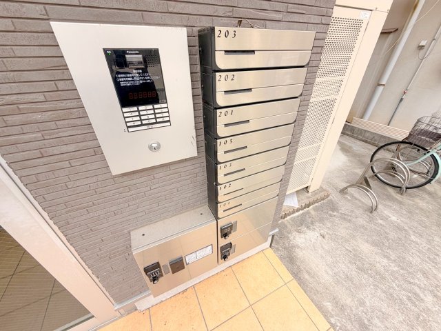 ロビー　ロビーにある各部屋毎のメールボックス。