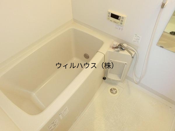 バス・シャワールーム　浴室乾燥機、追い焚き機能付きバス！