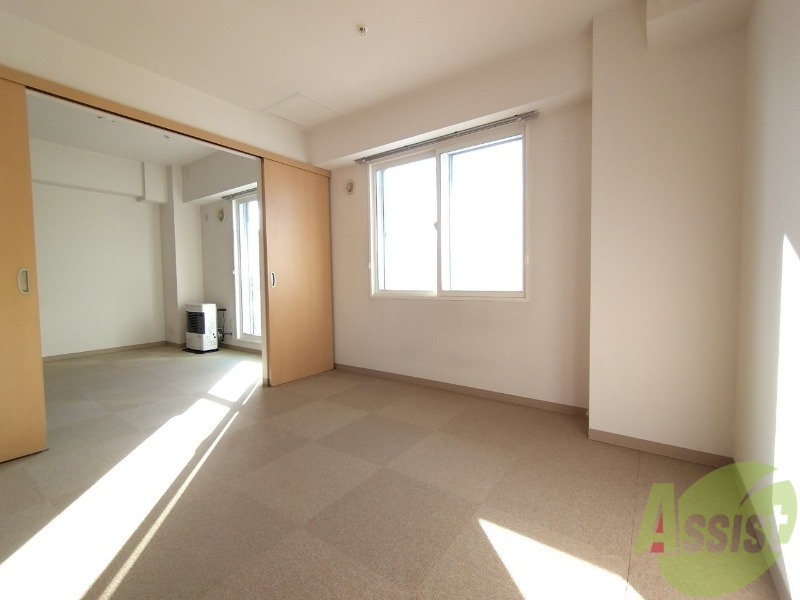 その他部屋・スペース　寝室はこちらです。光が差し込む、温かみのあるお部屋です。