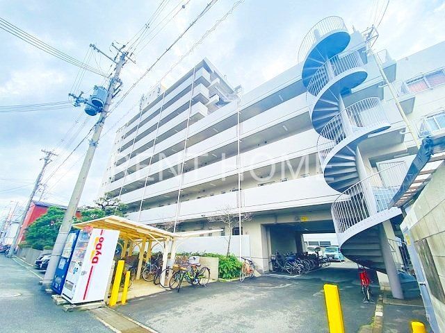建物外観　鉄筋コンクリート造8階建マンション