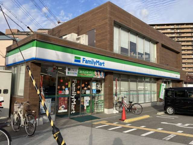 コンビニ　ファミリーマート（コンビニ）まで300m