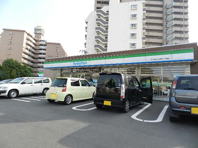 コンビニ　ファミリーマート小倉北三萩野１丁目店（コンビニ）まで255m