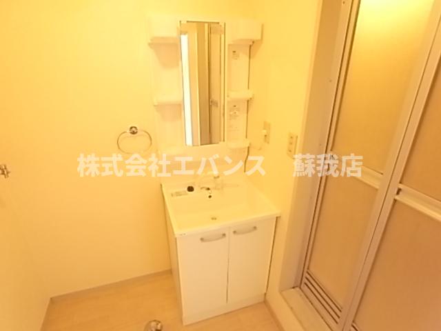 洗面設備　独立洗面化粧台が付いています