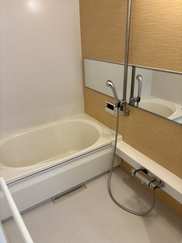 バス・シャワールーム　追い焚き機能付き※反転イメージです