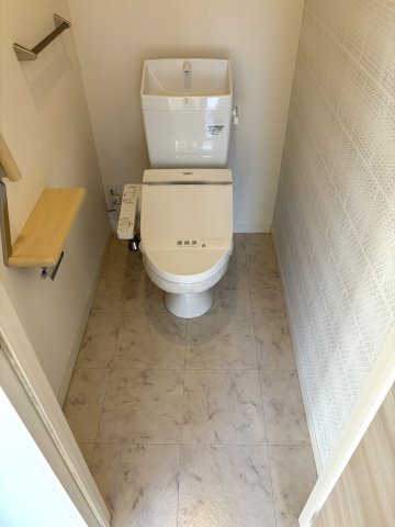 トイレ　温水洗浄暖房便座※反転イメージです