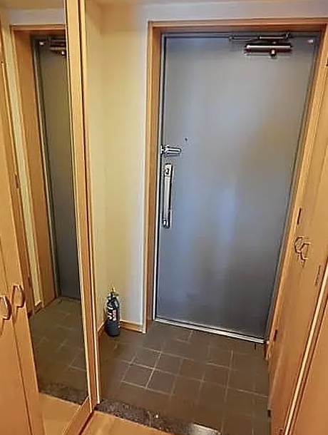 玄関　※別部屋(反転)の参考写真です。
