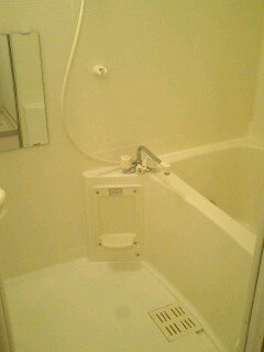 バス・シャワールーム　コンパクトで使いやすいお風呂です