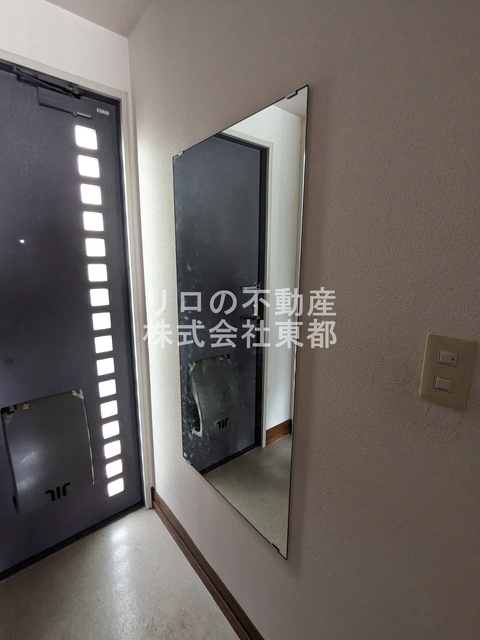 玄関　玄関には姿見があるので、お出かけ前にチェックできます♪