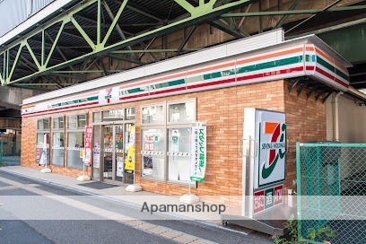 コンビニ　セブン-イレブン 京急ＳＴ大森海岸店（コンビニ）まで128m