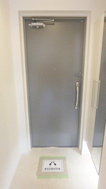 玄関　お問合せは(株)タウンハウジング東京へ