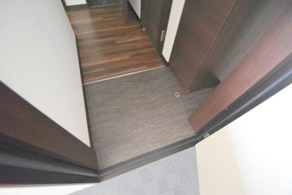 玄関　玄関に入るとお部屋まで一直線、明るい光が差し込みます。