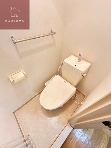 トイレ　落ち着いた色調のトイレです