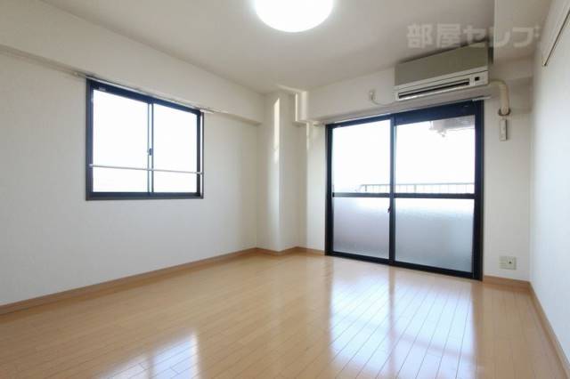 その他部屋・スペース　角部屋なので光もたくさんはいります。