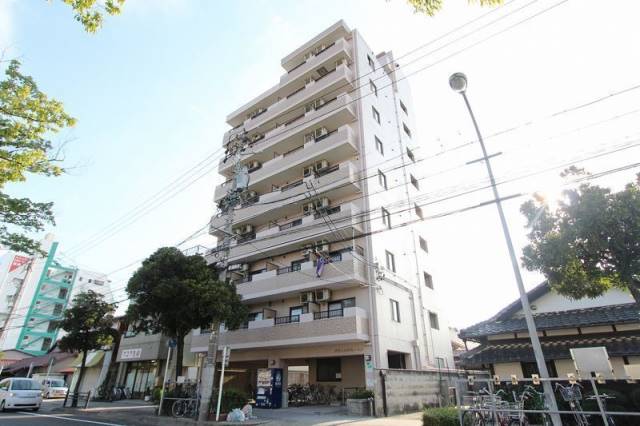 建物外観　タイル張りのしっかりとした建物。