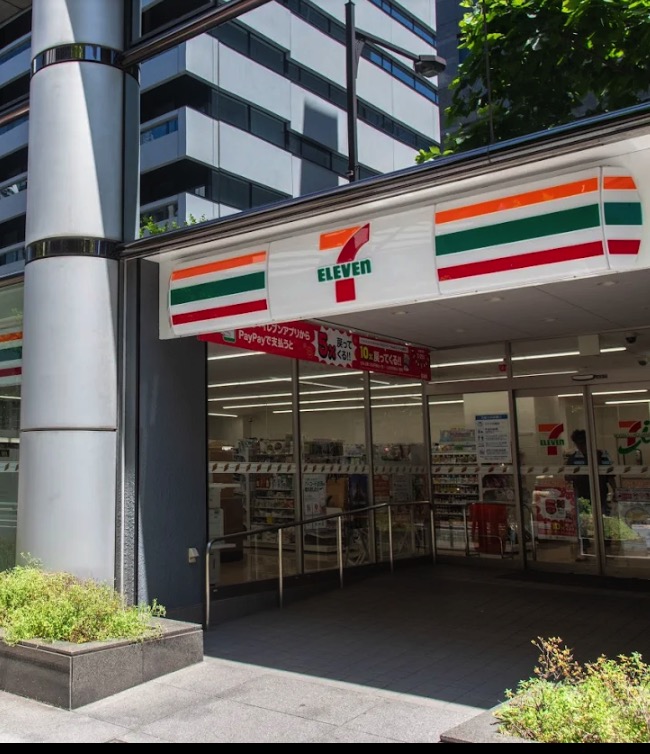 コンビニ　セブンイレブン八丁堀2丁目店（コンビニ）まで105m