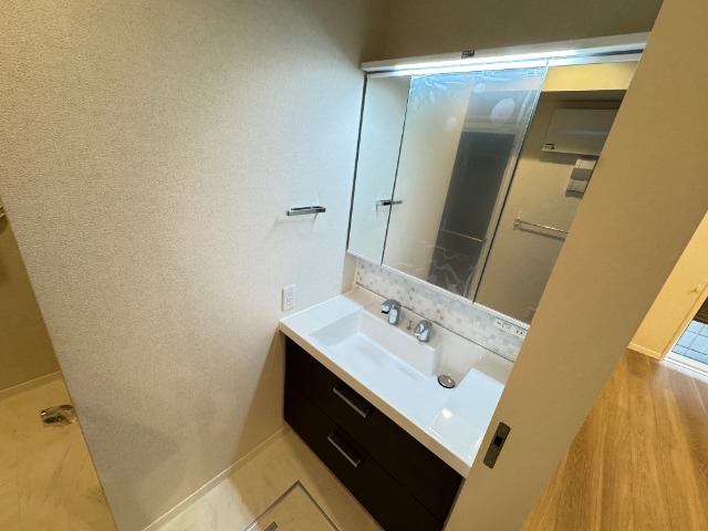 洗面設備　同施工会社の別物件の写真を表示しております。 間取りが異なる