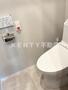 トイレ　落ち着いた色調のトイレです