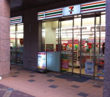 コンビニ　セブンイレブン港区三田1丁目店（コンビニ）まで10m