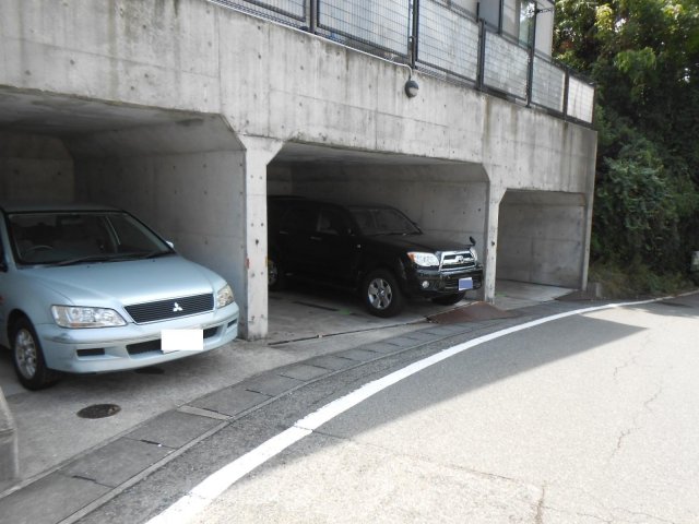 駐車場　１階に屋内駐車場があります♪