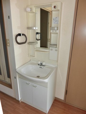 洗面設備　朝晩の洗顔やヘアセットに便利な照明付きの洗面化粧台
