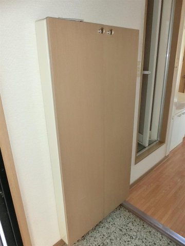 玄関　玄関には邪魔にならないスリムなシューズボックス付き