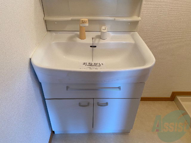 洗面設備　洗面台は独立しています。こちらでも身支度できますよ。