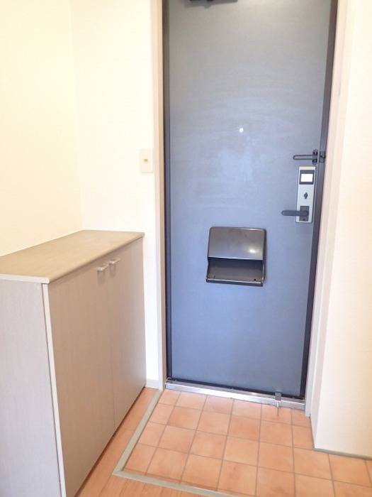 玄関　※同建物の別のお部屋の写真です。