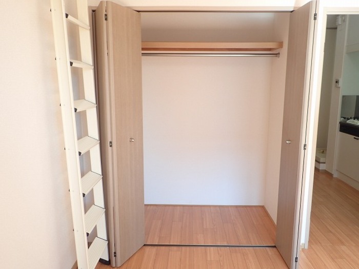 収納　※同建物の別のお部屋の写真です。