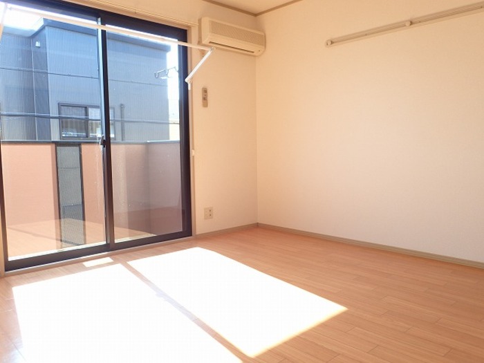 居室・リビング　※同建物の別のお部屋の写真です。