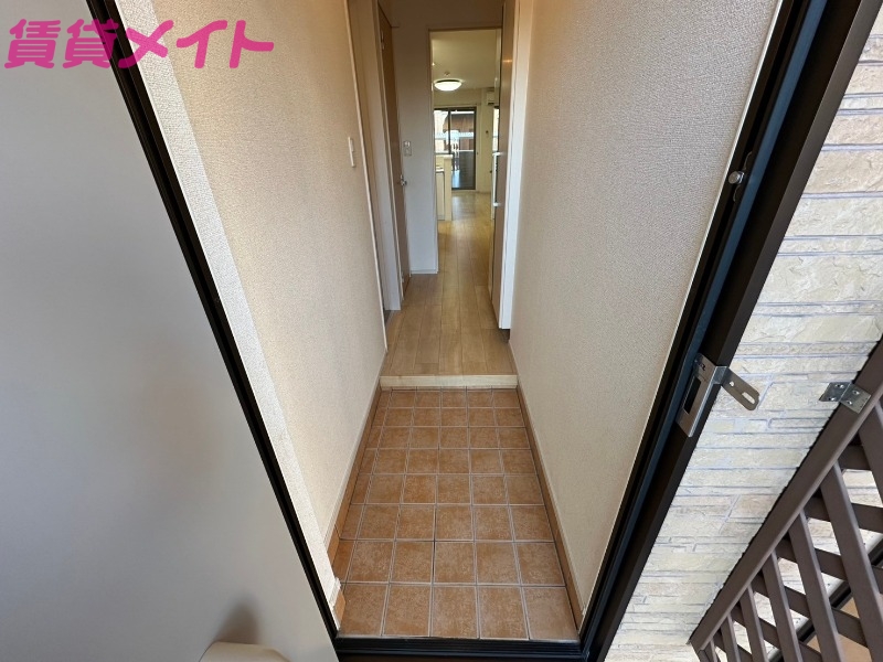 玄関　同タイプ部屋写真です。