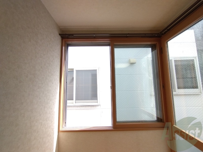 バルコニー　大きな窓がありますので風通しが良さそう。