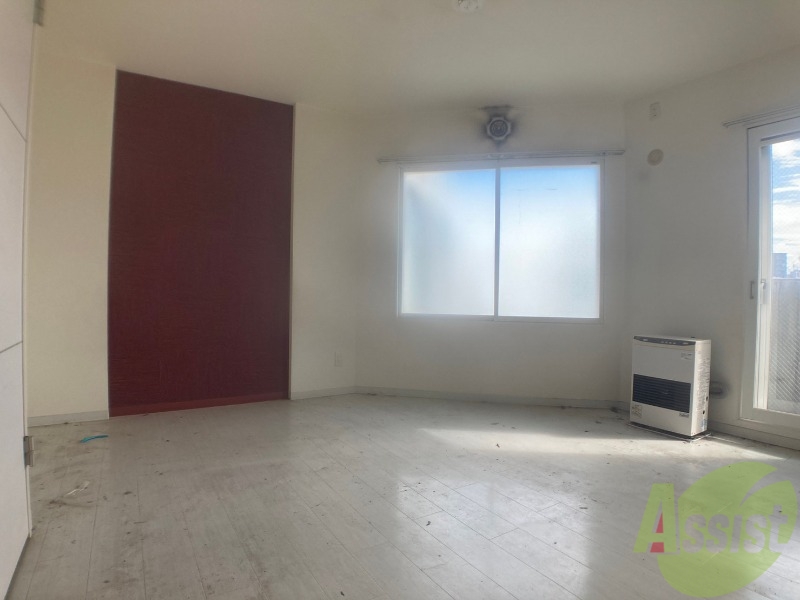 居室・リビング　日当たりが良くて心地よく過ごせそうなお部屋です。