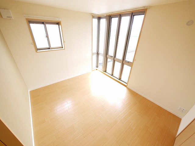 その他部屋・スペース　広くて明るい寝室