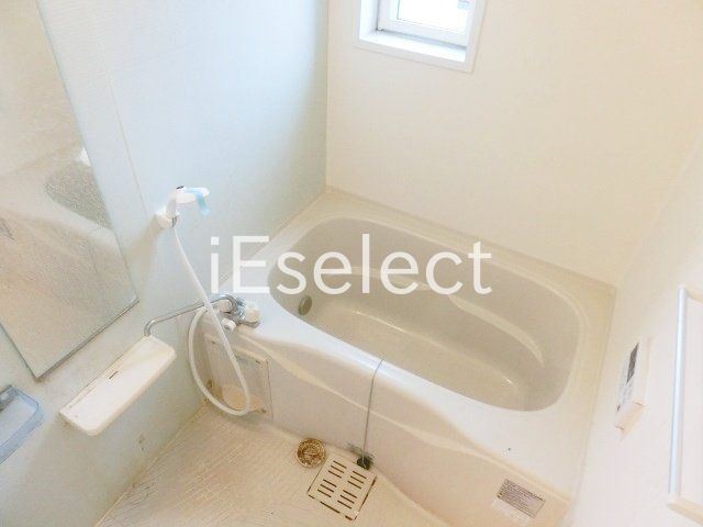 バス・シャワールーム　換気窓付きの浴室